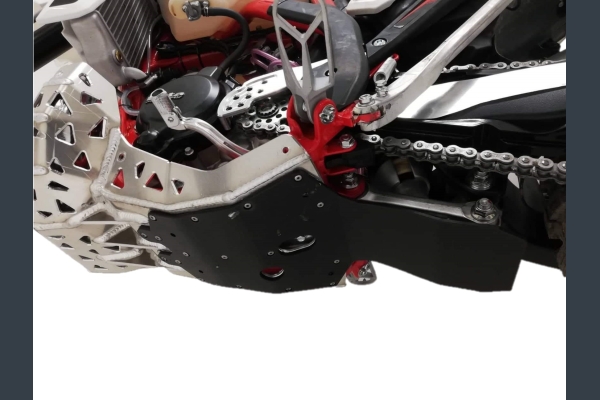 Skid plate with exhaust pipe guard and plastic bottom for Beta RR200 2020-2023.